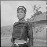 Femme de tirailleur Sedang, portant un habit et des parures traditionnelles.