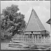 Maison communale d'un village Bahnar à Kon Tum.
