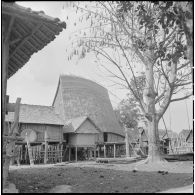 Maison communale d'un village Bahnar à Kon Tum.