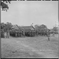 Le 28e bataillon vietnamien (28e BVN) en stationnement dans un village montagnard de la région de Kontum.