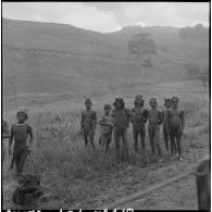 Hommes de l'ethnie Banhar sur le bord d'une route.