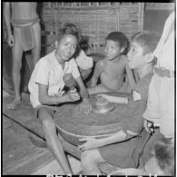 Fête dans une case montagnarde.