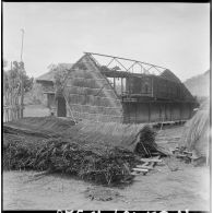 Réfection de la toiture en chaume d'une habitation traditionnelle des hauts plateaux montagnards.
