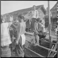 Femmes Raglai assistant à la fête à l'occasion du sacrifice du buffle.