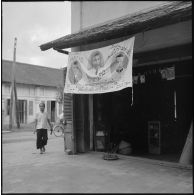 Elections parlementaires de 1951 au Laos. Affiche de campagne dans une rue de Vientiane.