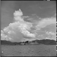 La douane, face au port de Hon Khoi.