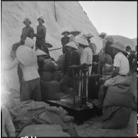 Mise en sac du sel aux salines de Hon Khoi.