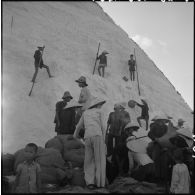 Mise en sac du sel aux salines de Hon Khoi.