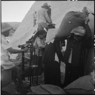 Mise en sac du sel aux salines de Hon Khoi.