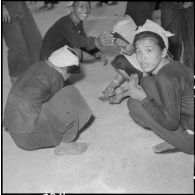 A la fin de la journée, les femmes comptent leurs témoins, des bâtonnets acquis par sac de sel transporté.