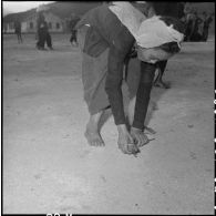 A la fin de la journée, les femmes comptent leurs témoins, des bâtonnets acquis par sac de sel transporté.