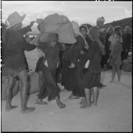 Transport des sacs de sel jusqu'aux jonques aux salines de Hon Khoi.