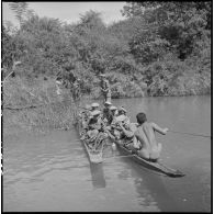 Passage d'une rivière par des soldats du 2e bataillon de chasseurs laotiens (2e BCL) sur des pirogues récupérées.