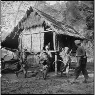 Fouille et destruction des installations Vietminh de Ban Phouy par des soldats du 2e bataillon de chasseurs laotiens (2e BCL) au cours de l'opération Pakha.