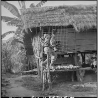 Fouille et destruction des installations Vietminh de Ban Phouy par des soldats du 2e bataillon de chasseurs laotiens (2e BCL) au cours de l'opération Pakha.
