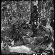 Après la découverte d'un dépôt de riz vietminh, le partage est effectué entre les éléments du 2e bataillon de chasseurs laotiens.
