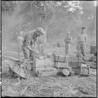 Récupération d'armement et de munitions par le 2e bataillon de chasseurs laotiens au cours de l'opération Pakha.