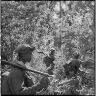 Dans la forêt progressions déployée d'éléments du 2e bataillon de chasseurs laotiens (2e BCL) au cours de l'opération Pakha.