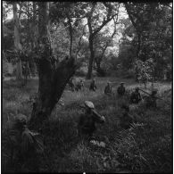 Départ des soldats de la 6e compagnie du 2e bataillon de chasseurs laotiens (2e BCL) en forêt.