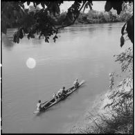 Passage de la rivière Sekong sur une pirogue par des éléments de la 6e compagnie du 2e bataillon de chasseurs laotien (2e BCL) au cours de l'opération Pakha.