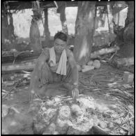 Un soldat de première classe du 2e bataillon de chasseurs laotiens cuisine lors d'une demi-journée de pause.