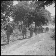 Des chasseurs de la 6e compagnie du 2e bataillon Lao partant de Ban Namkong progressent sur un sentier, au cours de l'opération Pakha dans la province d'Attapeu.