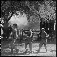 Des chasseurs de la 6e compagnie du 2e bataillon Lao partant de Ban Namkong progressent sur un sentier, au cours de l'opération Pakha dans la province d'Attapeu.