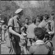 Le capitaine Grandjean du 2e bataillon de chasseurs laotiens (2e BCL) reçoit le ralliement de villageois Kha au cours de l'opération Pakha dans la région de Ban The.