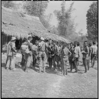 Le capitaine Grandjean du 2e bataillon de chasseurs laotiens (2e BCL) reçoit le ralliement de villageois Kha au cours de l'opération Pakha dans la région de Ban The.