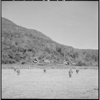 Des chasseurs du 2e bataillon de chasseurs laotiens (2e BCL) approchent un village Kha dans la région de Ban The.