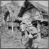 Des chasseurs du 2e bataillon de chasseurs laotiens (2e BCL) inspectent un village Kha dans la région de Ban The.