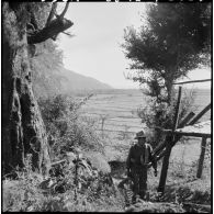 Des chasseurs du 2e bataillon de chasseurs laotiens (2e BCL) inspectent un village Kha dans la région de Ban The.