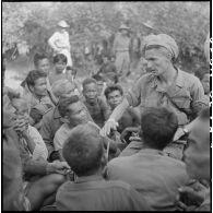 Le capitaine Grandjean du 2e bataillon de chasseurs laotiens (2e BCL) au milieu des Khas ralliés.