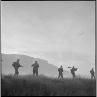 Départ matinal de troupes vers Ban Tapak au cours de l'opération Pakha, dans la province d'Attapeu.