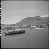 Vedette de la marine mouillant au port de l'île de Tagne.