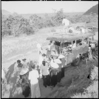 Car civil sur la route desservant Nha Trang.