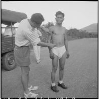 Contrôle de la police judiciaire militaire sur une route en direction de Nha Trang.