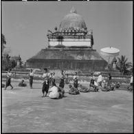Arrivée du roi Sasavang Vong au Vat Vissoun à l'occasion du Boun Pi Mai.