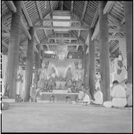 Prière devant le grand Bouddha, Vat Visoun, Luang Prabang.