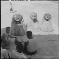 La danse rituelle des Pou Gneu Gna Gneu et du Petit Lion devant le That Pathoum à l'occasion du Boun Pi Mai à Luang Prabang.