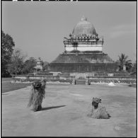 La danse rituelle des Pou Gneu Gna Gneu et du Petit Lion devant le That Pathoum à l'occasion du Boun Pi Mai à Luang Prabang.