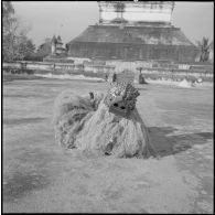 La danse rituelle des Pou Gneu Gna Gneu et du Petit Lion devant le That Pathoum à l'occasion du Boun Pi Mai à Luang Prabang.