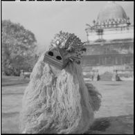 La danse rituelle des Pou Gneu Gna Gneu et du Petit Lion devant le That Pathoum à l'occasion du Boun Pi Mai à Luang Prabang.
