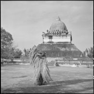 La danse rituelle des Pou Gneu Gna Gneu et du Petit Lion devant le That Pathoum à l'occasion du Boun Pi Mai à Luang Prabang.