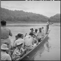 Des laotiens franchissent le fleuve en pirogue lors des fêtes du Boun Pi Mai.