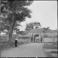 La porte Est de la citadelle de Diên Khanh.