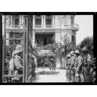 Réception de remise de décorations par le général Franchet d'Esperey dans sa résidence. Renflouement d'un canot par des soldats de l'armée serbe.