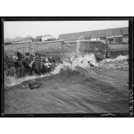 [Salonique. Devant l'arsenal serbe, des soldats serbes renflouent un canot.]