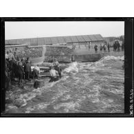 [Salonique. Devant l'arsenal serbe, des soldats serbes renflouent un canot.]