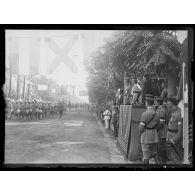 Le roi de Grèce à Salonique. Le défilé. [légende d'origine]